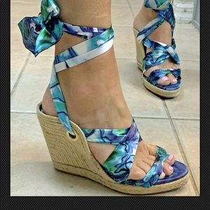 BCBG GENERATION WRAP AROUND WEDGE SHOE SZ 7 1/2